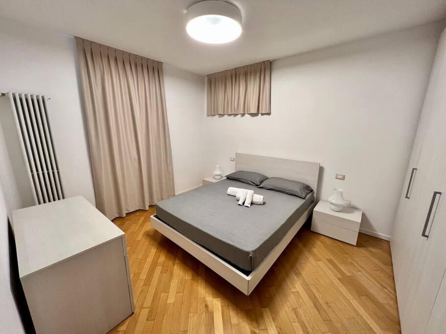 Ferienwohnung Beija Flor-Trilocale Piazza Garibaldi N18 Desenzano del Garda Exterior foto