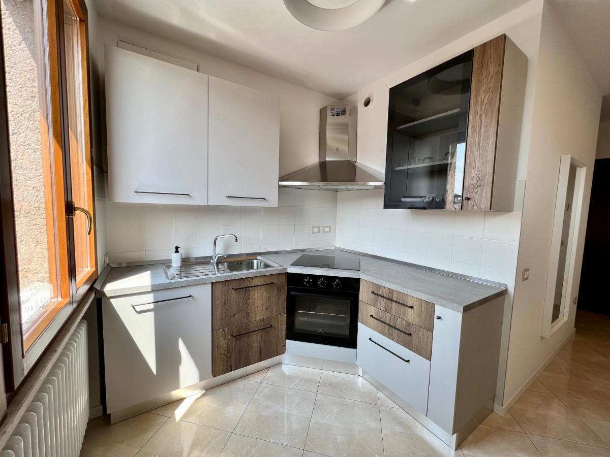 Ferienwohnung Beija Flor-Trilocale Piazza Garibaldi N18 Desenzano del Garda Exterior foto