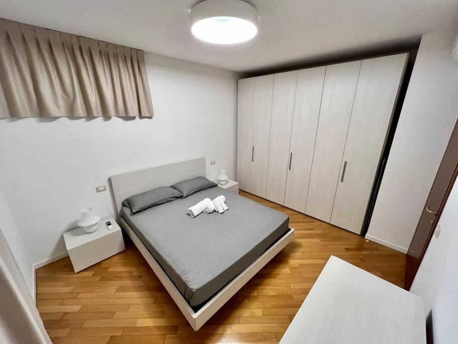 Ferienwohnung Beija Flor-Trilocale Piazza Garibaldi N18 Desenzano del Garda Exterior foto