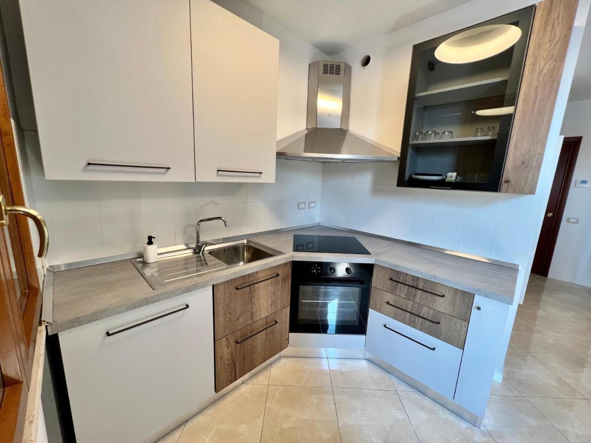 Ferienwohnung Beija Flor-Trilocale Piazza Garibaldi N18 Desenzano del Garda Exterior foto